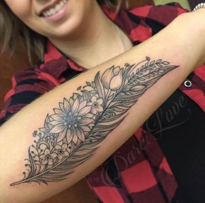 Tatouage plume avec un coté en fleur